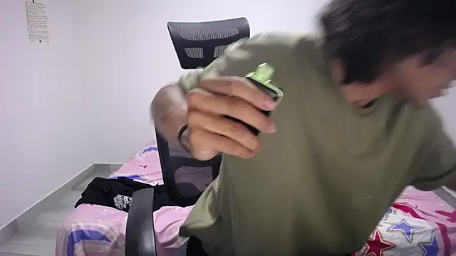 Snapshot of present_the_magic chatting on 09.25.25 present the magic online show from 09.25.25