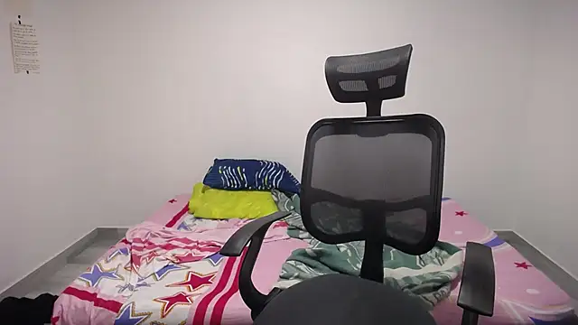 Snapshot of present_the_magic chatting on 09.29.25 present the magic online show from 09.29.25