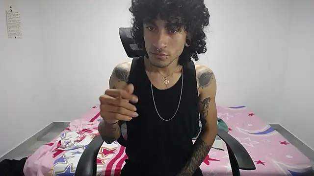 Snapshot of present_the_magic chatting on 09.30.25 present the magic online show from 09.30.25