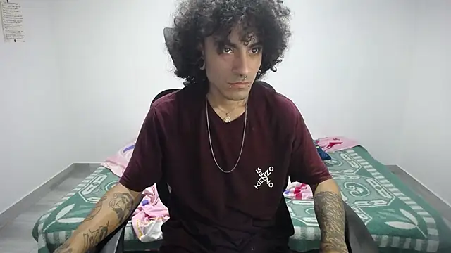 Snapshot of present_the_magic chatting on 10.08.25 present the magic online show from 10.08.25