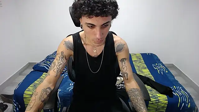 Snapshot of present_the_magic chatting on 10.20.25 present the magic online show from 10.20.25