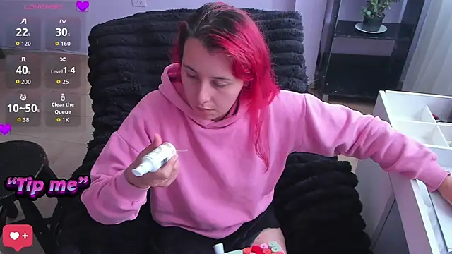 Snapshot of bonnie_moon_ chatting on 10.28.25 bonnie moon online show from 10.28.25