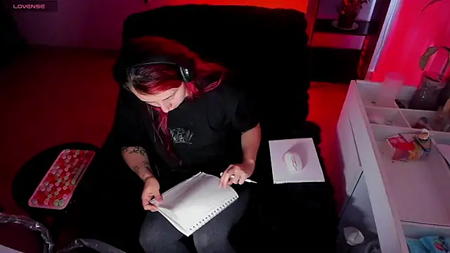 Snapshot of bonnie_moon_ chatting on 10.30.25 bonnie moon online show from 10.30.25