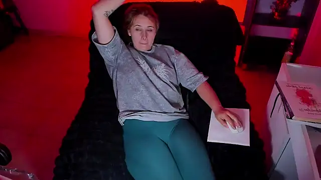 Snapshot of bonnie_moon_ chatting on 11.21.25 bonnie moon online show from 11.21.25