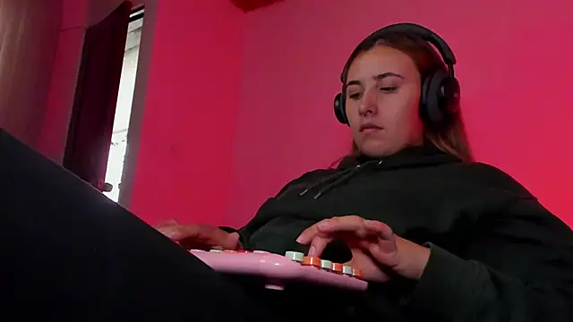 Snapshot of bonnie_moon_ chatting on 12.22.25 bonnie moon online show from 12.22.25