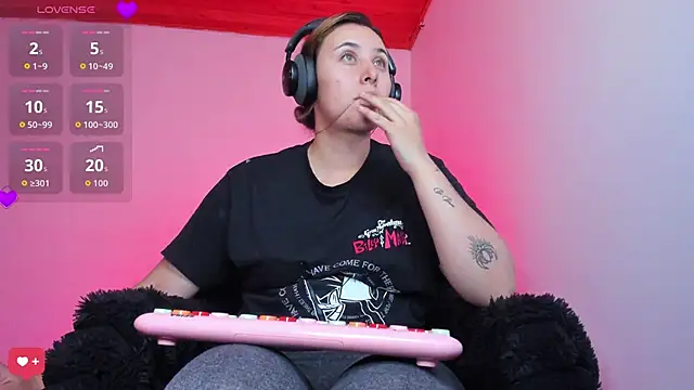 Snapshot of bonnie_moon_ chatting on 02.09.26 bonnie moon online show from 02.09.26