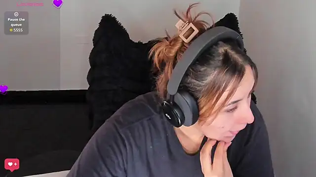 Snapshot of bonnie_moon_ chatting on 02.12.26 bonnie moon online show from 02.12.26