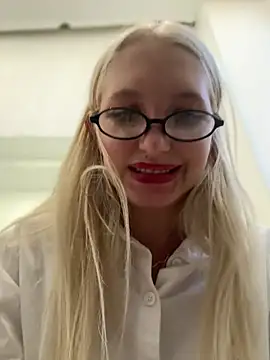 Snapshot of Milkyy_wway chatting on 12.29.24 Milkyy wway online show from 12.29.24