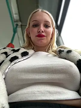Snapshot of Milkyy_wway chatting on 01.31.25 Milkyy wway online show from 01.31.25