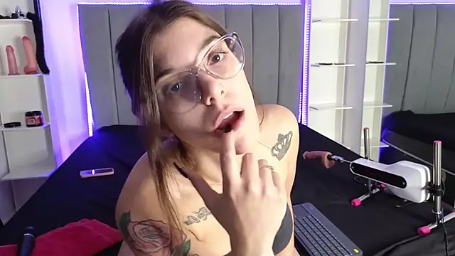 Snapshot of Alice-Rossi chatting on 12.04.24 Alice-Rossi online show from 12.04.24