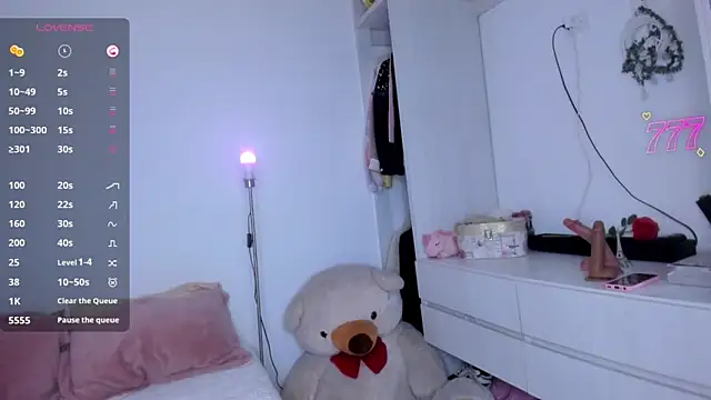 Snapshot of Lunadahia chatting on 06.27.26 Lunadahia online show from 06.27.26