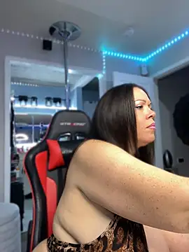 Snapshot of curvyfunlover chatting on 06.15.26 curvyfunlover online show from 06.15.26