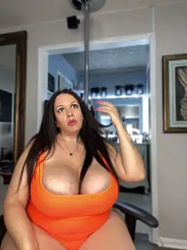 Snapshot of curvyfunlover chatting on 06.17.26 curvyfunlover online show from 06.17.26