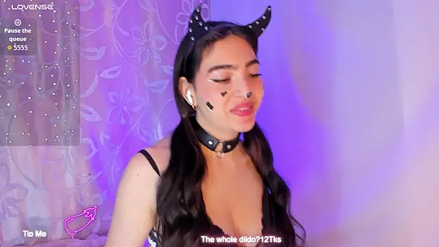 Snapshot of Arii_vega_ chatting on 10.31.25 Arii vega online show from 10.31.25