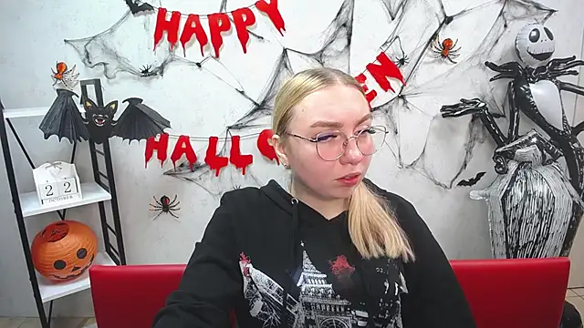 Snapshot of BeatriceFly chatting on 10.22.25 BeatriceFly online show from 10.22.25