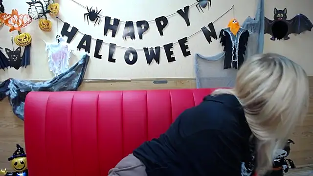 Snapshot of BeatriceFly chatting on 10.28.25 BeatriceFly online show from 10.28.25