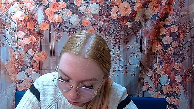 Snapshot of BeatriceFly chatting on 11.06.25 BeatriceFly online show from 11.06.25