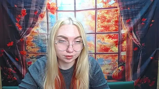 Snapshot of BeatriceFly chatting on 11.18.25 BeatriceFly online show from 11.18.25