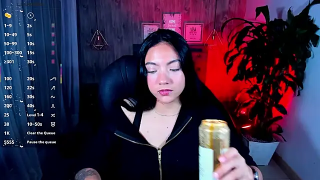 Snapshot of miichael_black chatting on 10.28.25 miichael black online show from 10.28.25