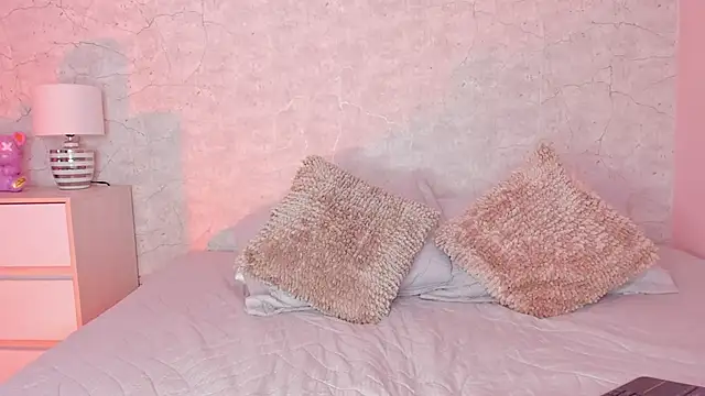 DahianaWalcott online show from 02.20.25