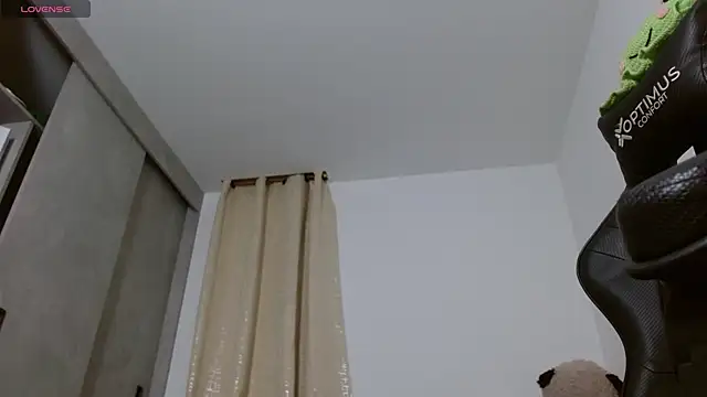Snapshot of miss_valery2 chatting on 04.18.26 miss valery2 online show from 04.18.26