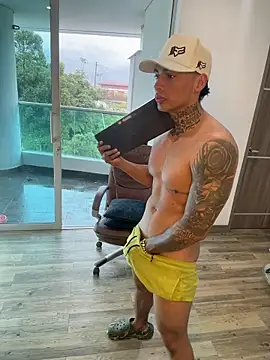 Snapshot of Dominiofit chatting on 02.16.26 Dominiofit online show from 02.16.26