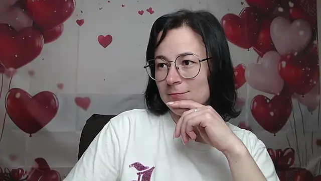 Snapshot of MarieSho chatting on 04.19.26 MarieSho online show from 04.19.26