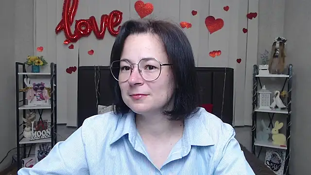 Snapshot of MarieSho chatting on 05.28.26 MarieSho online show from 05.28.26