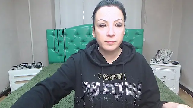 Snapshot of ElizabethSho chatting on 12.15.24 ElizabethSho online show from 12.15.24