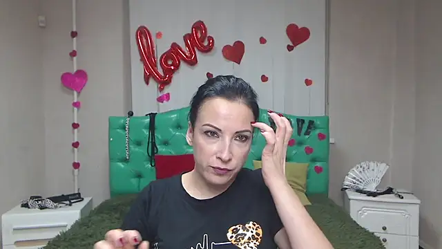 Snapshot of ElizabethSho chatting on 09.09.25 ElizabethSho online show from 09.09.25