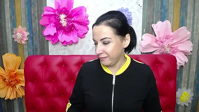 Snapshot of ElizabethSho chatting on 10.15.25 ElizabethSho online show from 10.15.25