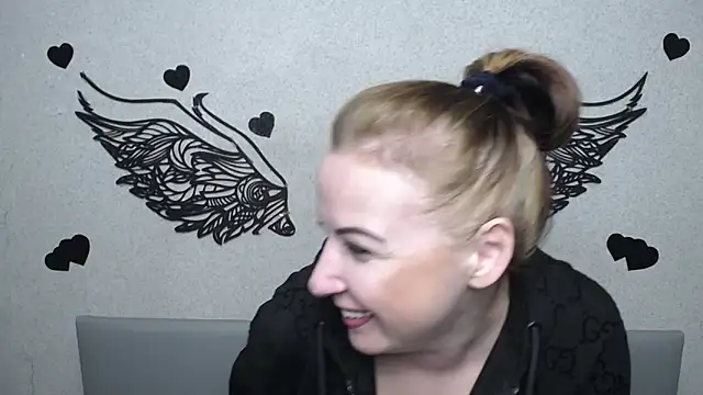 Snapshot of ElizabethSho chatting on 05.16.26 ElizabethSho online show from 05.16.26