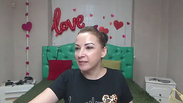 Snapshot of ElizabethSho chatting on 05.31.26 ElizabethSho online show from 05.31.26