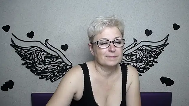 Snapshot of EmiliaGree chatting on 09.16.25 EmiliaGree online show from 09.16.25