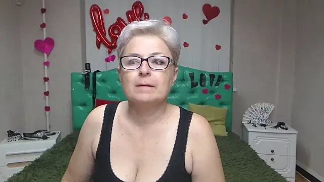 Snapshot of EmiliaGree chatting on 09.17.25 EmiliaGree online show from 09.17.25