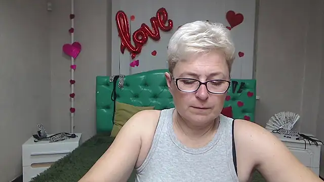 Snapshot of EmiliaGree chatting on 09.22.25 EmiliaGree online show from 09.22.25