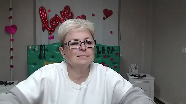 Snapshot of EmiliaGree chatting on 10.03.25 EmiliaGree online show from 10.03.25
