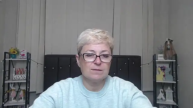 Snapshot of EmiliaGree chatting on 10.10.25 EmiliaGree online show from 10.10.25