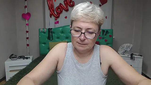 Snapshot of EmiliaGree chatting on 10.11.25 EmiliaGree online show from 10.11.25