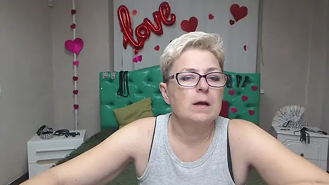 Snapshot of EmiliaGree chatting on 10.13.25 EmiliaGree online show from 10.13.25
