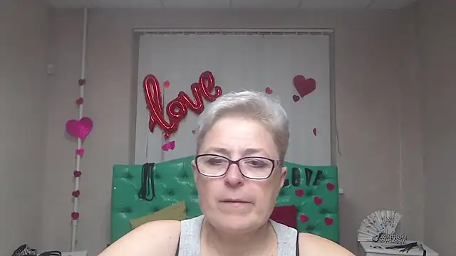 Snapshot of EmiliaGree chatting on 10.14.25 EmiliaGree online show from 10.14.25