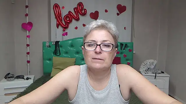Snapshot of EmiliaGree chatting on 10.15.25 EmiliaGree online show from 10.15.25