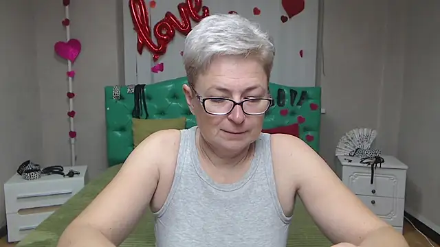 Snapshot of EmiliaGree chatting on 10.18.25 EmiliaGree online show from 10.18.25