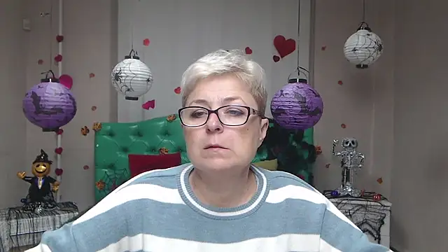 Snapshot of EmiliaGree chatting on 10.26.25 EmiliaGree online show from 10.26.25