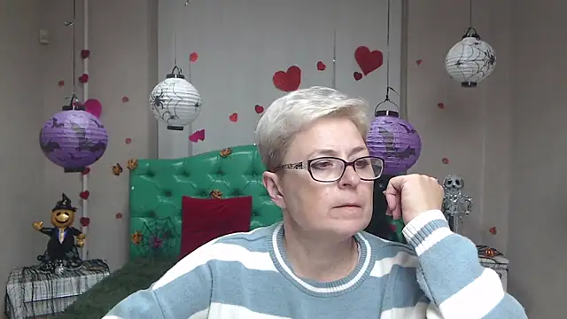 Snapshot of EmiliaGree chatting on 10.27.25 EmiliaGree online show from 10.27.25