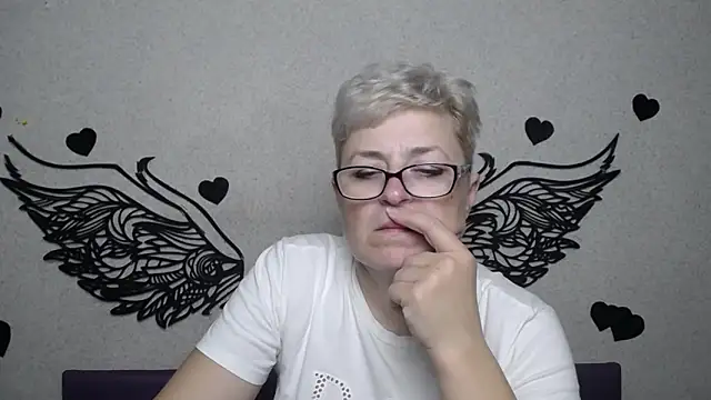 Snapshot of EmiliaGree chatting on 11.17.25 EmiliaGree online show from 11.17.25