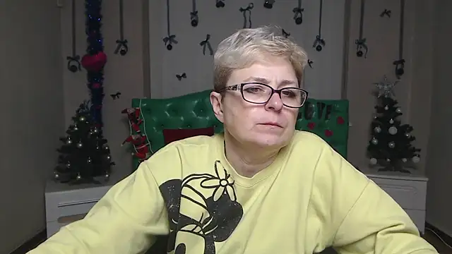 Snapshot of EmiliaGree chatting on 12.15.25 EmiliaGree online show from 12.15.25