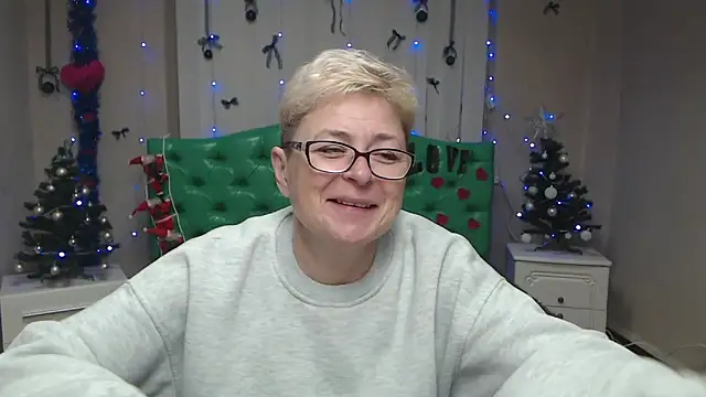 Snapshot of EmiliaGree chatting on 12.18.25 EmiliaGree online show from 12.18.25