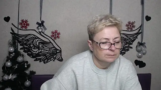 Snapshot of EmiliaGree chatting on 12.20.25 EmiliaGree online show from 12.20.25