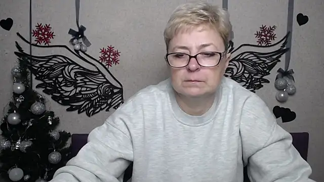 Snapshot of EmiliaGree chatting on 12.21.25 EmiliaGree online show from 12.21.25